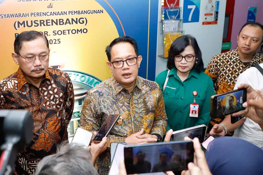 Musrenbang RSUD Dr. Soetomo Dibuka, Pj. Gubernur Adhy Ajak Fokus Tingkatkan Pelayanan Pj Gubernur Adhy Karyono saat menjelaskan RSUD Dr. Soetomo sebagai UOBK yang mendukung Dinas Kesehatan Jatim meningkatkan kualitas pelayanan kesehatan.