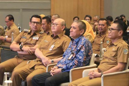 Pj Sekdaprov Jawa Timur Bobby Soemiarsono saat menghadiri Monitoring dan Evaluasi (Monev) Asistensi Instansi Pemerintah Wilayah II di Vasa Hotel Surabaya