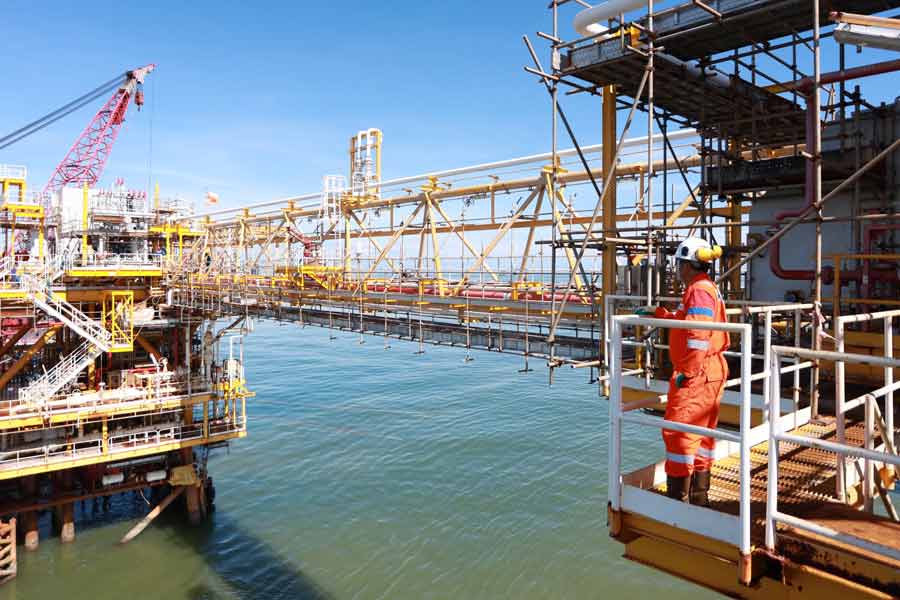 Dukung Target Produksi Migas Nasional, PT Pertamina Hulu Mahakam Resmikan Tiga Proyek Strategis PHI terus berinvestasi dalam kegiatan pengeboran eksplorasi dan pengembangan lapangan-lapangan migas untuk menemukan sumber daya baru