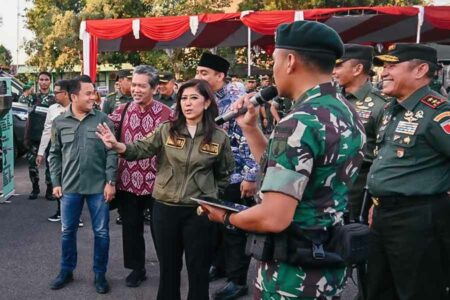 Meutya Hafid: Musuh Kita dalam Pilkada 2024 adalah Politik Uang Ketua Komisi I DPR RI Meutya Hafid saat kunjungan kerja ke Kodam V/Brawijaya, Surabaya (foto: Dok DPR RI)