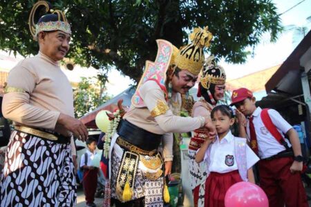 30 Ribu Siswa SD Surabaya Ikuti MPLS pada Hari Pertama Sekolah Hari Pertama Masuk Sekolah