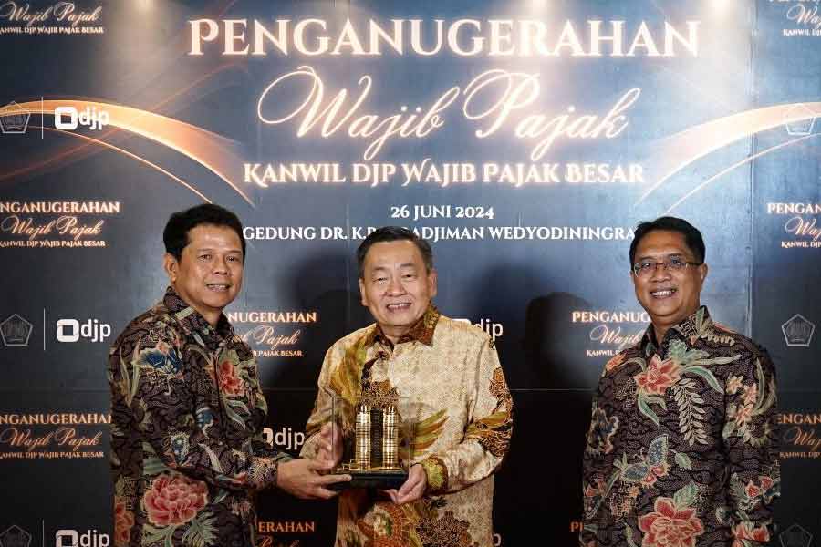 Konsisten Berkontribusi Bagi Pendapatan Negara, BCA Kembali Raih Penghargaan Wajib Pajak 2024 Direktur BCA Santoso saat menerima penghargaan Wajib Pajak dari Kantor Wilayah Direktorat Jenderal Pajak Wajib Pajak Besar (Kanwil LTO)