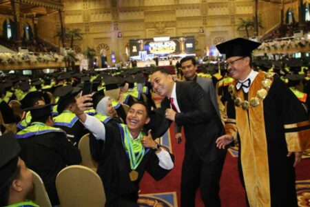 Wali Kota Eri Cahyadi Dorong 1.506 Wisudawan UNESA untuk Terus Berinovasi