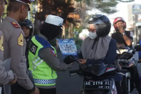 Satlantas Polres Kediri Kota saat blusukan di sejumlah tempat keramaian untuk mensosialisasikan Operasi Patuh Semeru 2024 (foto: Dok Humas Polri)
