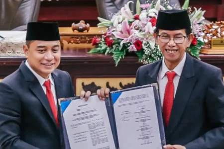 Wali Kota Surabaya Eri Cahyadi bersama Ketua DPRD Kota Surabaya Adi Sutarwijono.