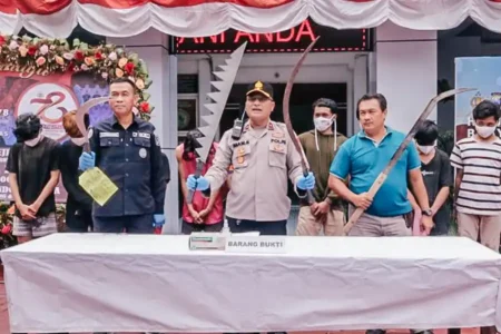 Petugas menunjukkan barang bukti senjata tajam dari terduga tawuran
