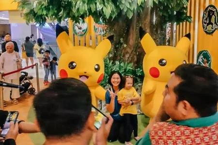 Pengunjung Tunjungan Plaza Surabaya 5 sedang berfoto bareng boneka Pikachu di Pokemon Playlab