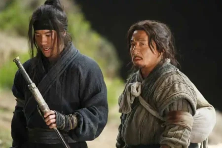 Sinopsis Little Big Soldier (2010), Persahabatan Tak Terduga Antara Dua Musuh Jackie Chan dan Leehom Wang dalam Little Big Soldier (2010)