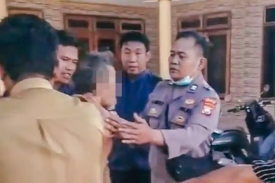 Polisi Kawal ODGJ Bawa Sajam ke RSJ Menur di Bangkalan