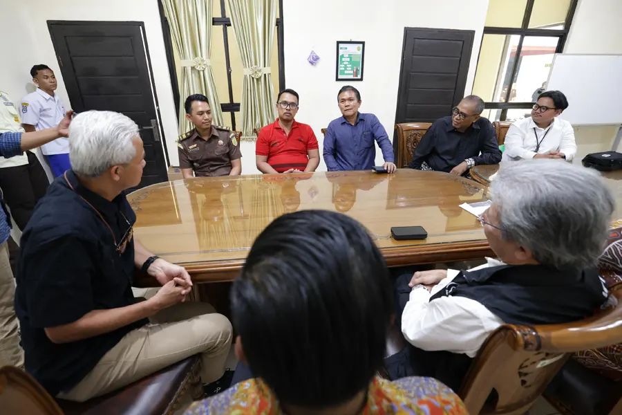 Kunjungi PN Kisaran, Ganjar Berikan Semangat pada Palti Hutabarat Ganjar Pranowo datang ke PN Kisaran, Kabupaten Asahan, Sumatera Utara, untuk memberikan dukungan pada relawannya, Palti Hutabarat yang tersangkut kasus UU ITE.