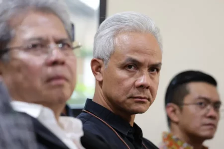 Ganjar Pranowo datang ke PN Kisaran, Kabupaten Asahan, Sumatera Utara, untuk memberikan dukungan pada relawannya, Palti Hutabarat yang tersangkut kasus UU ITE.