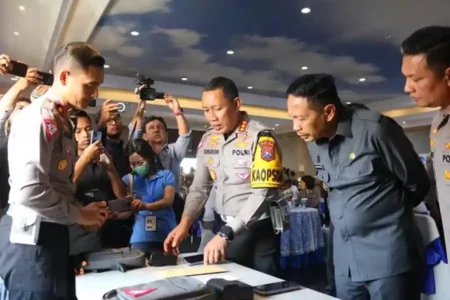 Penerapan ETLE Mobile Handheald di Kota Malang, Jawa Timur, memungkinkan tindakan pada pelanggar lalu lintas secara langsung. (foto: Dok Humas Polri)