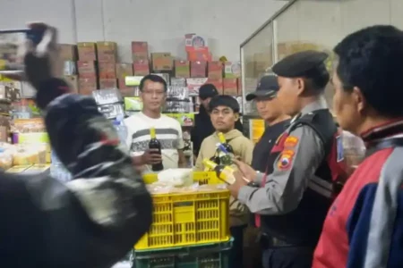 Polres Boyolali Berhasil Ungkap Kasus Penjualan Miras, Amankan 60 Botol dari Toko Kios Razia miras gabungan personel Polsek Boyolali Kota dan Polres Boyolali (foto: Dok Humas Polri)
