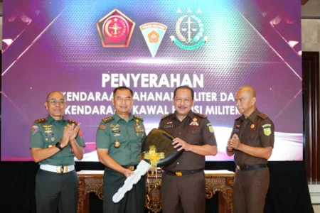 Penyerahan hibah kendaraan dari Kejagung RI kepada TNI