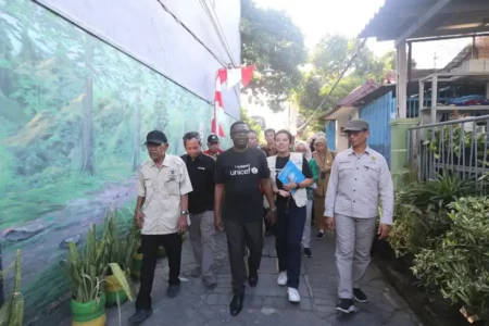 Pemkot Surabaya dan UNICEF saat mengunjungi program Wash (Water, Sanitation and Hygiene) di Rumah Lokus Balai RW 03/RT 08, Jalan Kedung Tarukan V No. 7A, Surabaya