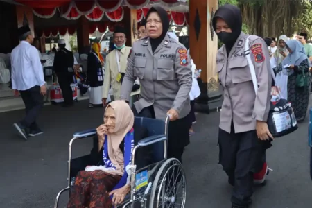 Sebagian polwan dari Polres Trenggalek yang untuk membantu kepulangan dan penjemputan jemaah haji