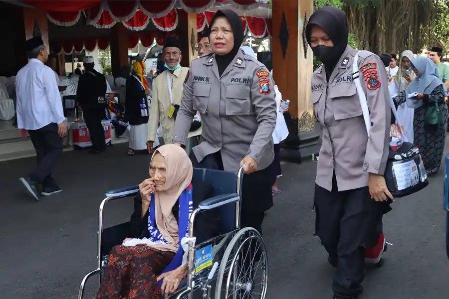 Puluhan Polwan Dikerahkan untuk Amankan Kepulangan Jemaah Haji Trenggalek Sebagian polwan dari Polres Trenggalek yang untuk membantu kepulangan dan penjemputan jemaah haji