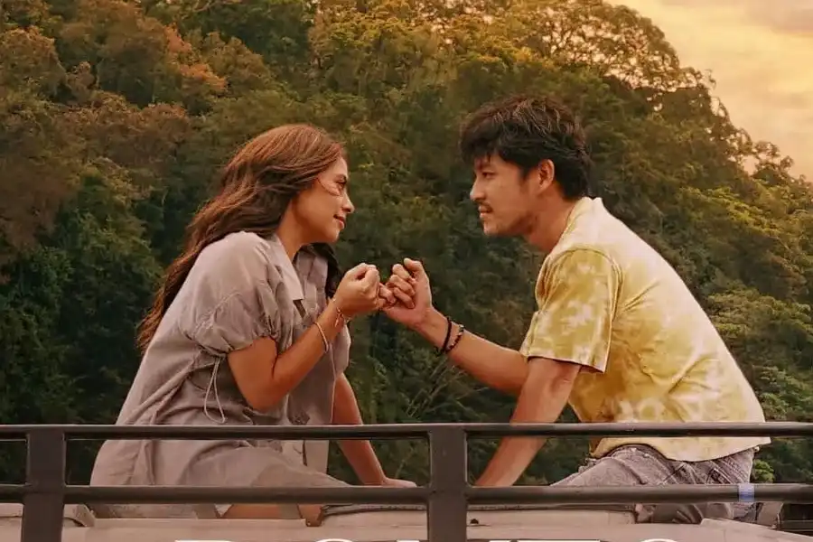 Romeo Ingkar Janji (2024), Kisah Cinta yang Manis di Tengah Takdir yang Magis Valerie Thomas dan Morgan Oey dalam Romeo Ingkar Janji (2024) (foto: Dok Adhya Pictures)