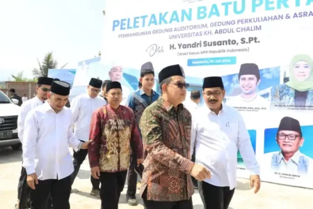 Gubernur Jatim Adhy Karyono saat menghadiri ground breaking pembangunan fasilitas pendidikan di kompleks UKHAC, Mojokerto