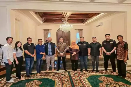 Giring Ganesha, pembina Kawan Militan (Kami) Gibran bersama Jatim Khofifah Indar Parawansa. (foto: beritajatim.com)
