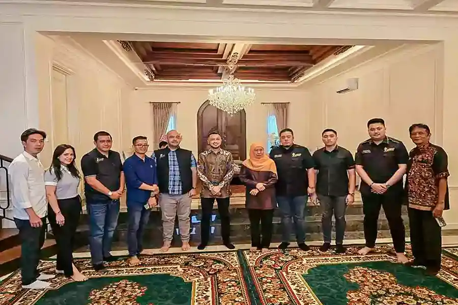 Giring Ganesha, pembina Kawan Militan (Kami) Gibran bersama Jatim Khofifah Indar Parawansa. (foto: beritajatim.com)