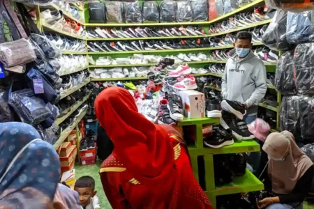 Peralatan sekolah itu dibagikan pada 70 anak kurang mampu di sekitar Ledok Kulon, Bojonegoro (foto: Tulusno Budi Santoso/beritajatim.com)