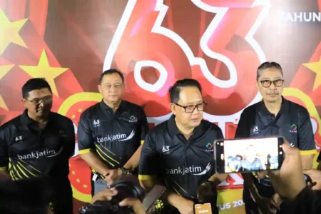 Pj Gubernur Adhy Karyono Ingatkan Bank Jatim Perkuat Inovasi Digital dan Keamanan Siber Pj Gubernur Jawa Timur Adhy Karyono saat memberikan keterangan di depan awak media