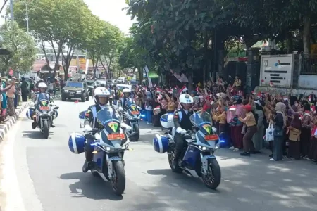 Residents of Balikpapan City welcomed the arrival of duplicate red and white flags along the road to IKN
