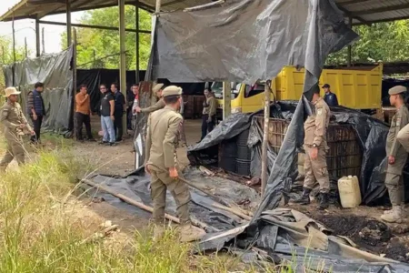 Polres Ogan Ilir bersama Satpol PP Ungkap Gudang BBM Ilegal di Payakabung Pembongkaran bangunan yang diduga kuat digunakan sebagai gudang penyimpanan BBM ilegal di Desa Payakabung, Kecamatan Indralaya Utara.