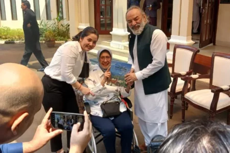 Wanita Indonesia Keturunan Pakistan Pamerkan Lukisan di Hari Kemerdekaan Republik Islam Pakistan Selim Bibi (duduk), pelukis keturunan Pakistan, yang karya lukisnya dipamerkan di Kedutaan Republik Islam Pakistan di Jakarta, pada peringatan hari jadi Pakistan.