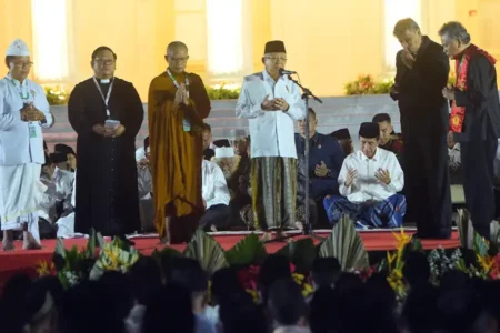 Doa bersama saat acara malam Zikir dan Doa Kebangsaan 79 Tahun Indonesia Merdeka di Halaman Depan Istana Merdeka, Jakarta (foto: Dok Humas Setkab)