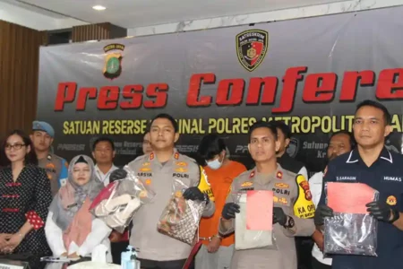 Pria Aniaya Kekasih di Lift Hotel Cengkareng, Gara-gara Tak Diajak Selfie Konferensi pers kasus penganiayaan di lift Hotel Cengkareng