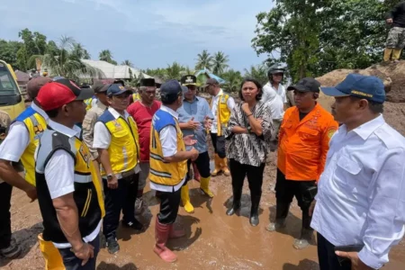 Irine Yusiana Roba Putri, Anggota Komisi V DPR RI, meninjau lokasi banjir di Ternate. Irine mendesak pemerintah segera merelokasi pemukiman warga dari kawasan rawan banjir. (foto: Dok DPR RI)