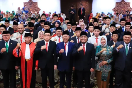 120 Anggota DPRD Jatim 2024-2029 Resmi Dilantik, Pj. Gubernur Adhy Karyono: Utamakan Kepentingan Rakyat Anggota DPRD Jatim 2024-2029 setelah resmi dilantik