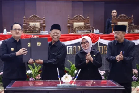 116 Anggota DPRD Jatim Akhiri Masa Tugas, Pj. Gubernur Adhy Apresiasi Kinerja Hebat dan Produktif Pj. Gubernur Adhy menyebutkan kinerja DPRD Jatim periode 2019-2024 sangatlah hebat dan produktif.