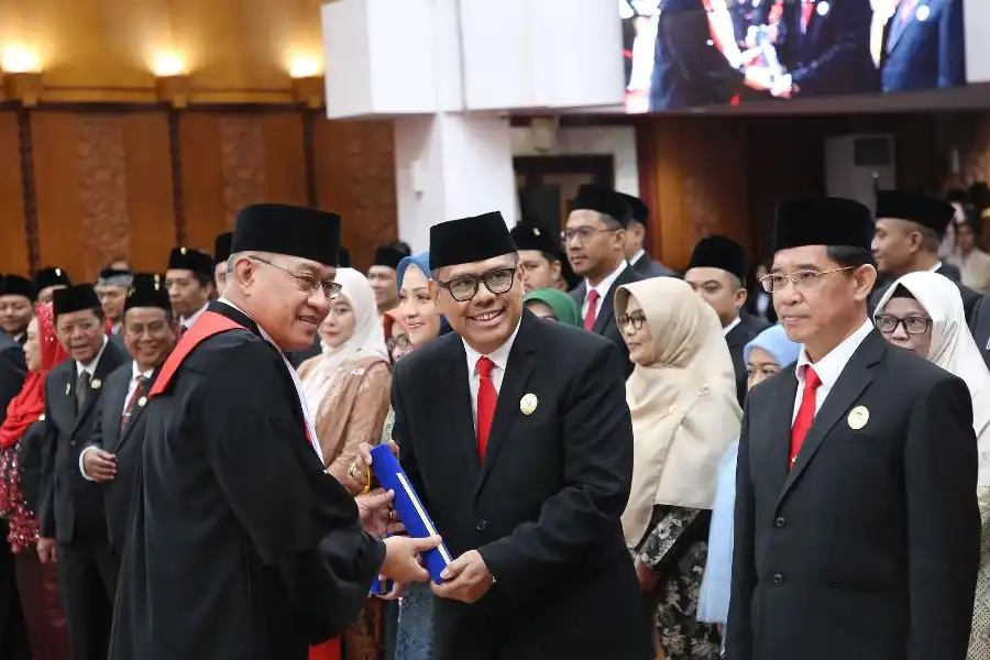 Pelantikan Anggota DPRD Surabaya Periode 2024-2029, Wali Kota Surabaya Ajak Tingkatkan Sinergitas