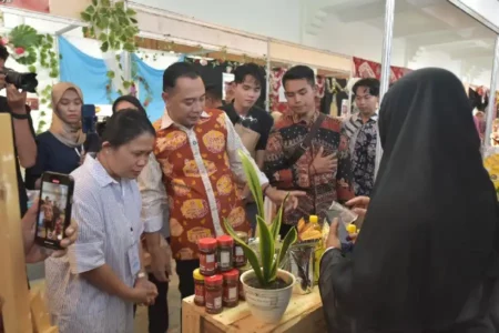 Surabaya Halal Festival 2024 Sukses, Perputaran Uang Capai Rp150 Juta per Hari Wali Kota Surabaya Eri Cahyadi saat menghadiri Surabaya Halal Festival (SHF) 2024 di Balai Pemuda.
