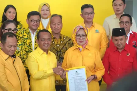 Ketua Umum DPP Partai Golkar Bahlil Lahadalia menyerahkan surat rekomendasi calon Gubernur Banten pada Airin Rachmi Diany (foto: facebook @golkar.indonesia)