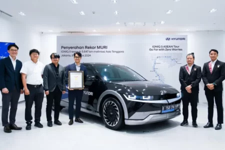 Hyundai Motor Asia Pacific Raih Rekor MURI untuk Perjalanan Terpanjang Kendaraan Listrik di Asia Tenggara Perwakilan dari Hyundai Motor Asia Pacific HQ, Hyundai Motors Indonesia dan Hyundai Motor Manufacturing Indonesia bersama Perwakilan dari MURI