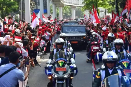 Warga Jakarta antusias menyaksikan kirab duplikat bendera Sang Merah Putih dan teks naskah proklamasi di sepanjang jalan menuju Pangkalan TNI AU Halim Perdanakusuma (foto: Dok BPMI Setpres)