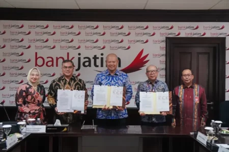 Bank Jatim Jalin Sinergi dengan KBI dan KPBI untuk Kembangkan Layanan Perbankan Bank Jatim siap memberikan fasilitas transaksional yang meliputi penggunaan layanan transaksi keuangan perbankan, serta fasilitas pembayaran dan penerimaan.