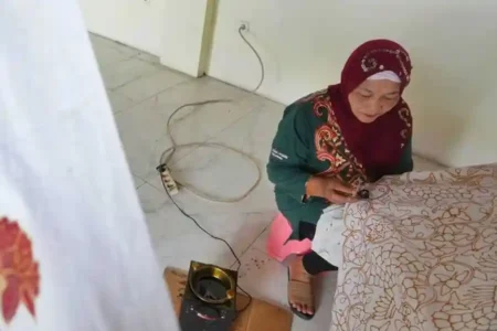 Mojokerto craftsmen are working on batik