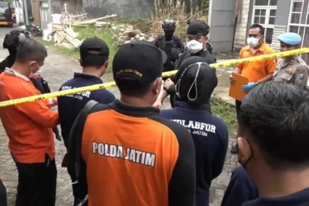 Densus 88 dan Polda Jatim Lakukan Olah TKP di Rumah Terduga Teroris di Batu Densus 88 bersama Polda Jatim melakukan olah TKP di rumah terduga teroris