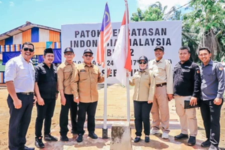 Bawaslu Tekankan Pentingnya Pengawasan dan Anti-Diskriminasi di Perbatasan RI-Malaysia Anggota Bawaslu Lolly Suhenty saat mengunjungi Patok Perbatasan RI-Malaysia PB-02 di Desa Aji Kuning, Sebatik Tengah, Nunukan, Kalimantan Utara (foto: Fok Bawaslu)