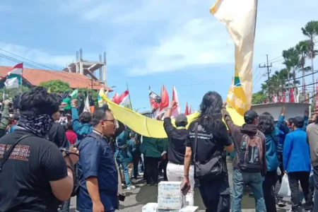 Unjuk rasa mahasiswa Surabaya kawal putusan MK di Surabaya (foto: Tiara Aydin Sava)