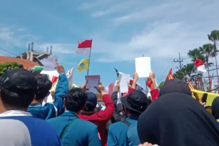 Demo mahasiswa Surabaya di DPRD Jatim (foto: Tiara Aydin Sava)