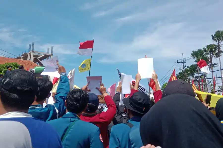 Mahasiswa Surabaya Gelar Aksi Kawal Putusan MK di Depan Gedung DPRD Jatim Demo mahasiswa Surabaya di DPRD Jatim (foto: Tiara Aydin Sava)