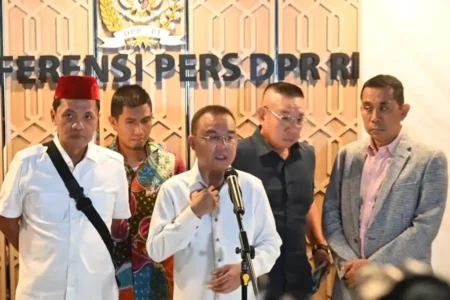 Wakil Ketua DPR RI Sufmi Dasco Ahmad saat memberikan penjelasan di depan awak media (foto: Dok DPR RI)