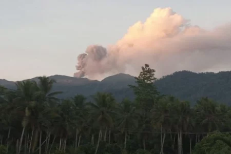 Kondisi Gunung Dukono di Kabupaten Halmahera Utara, Provinsi Maluku Utara (foto: Dok PVMBG)