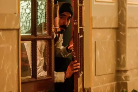 Sinopsis Hotel Mumbai (2018), Film Menyentuh Berdasar Kisah Nyata di India Dev Patel dalam film Hotel Mumbai (2018)